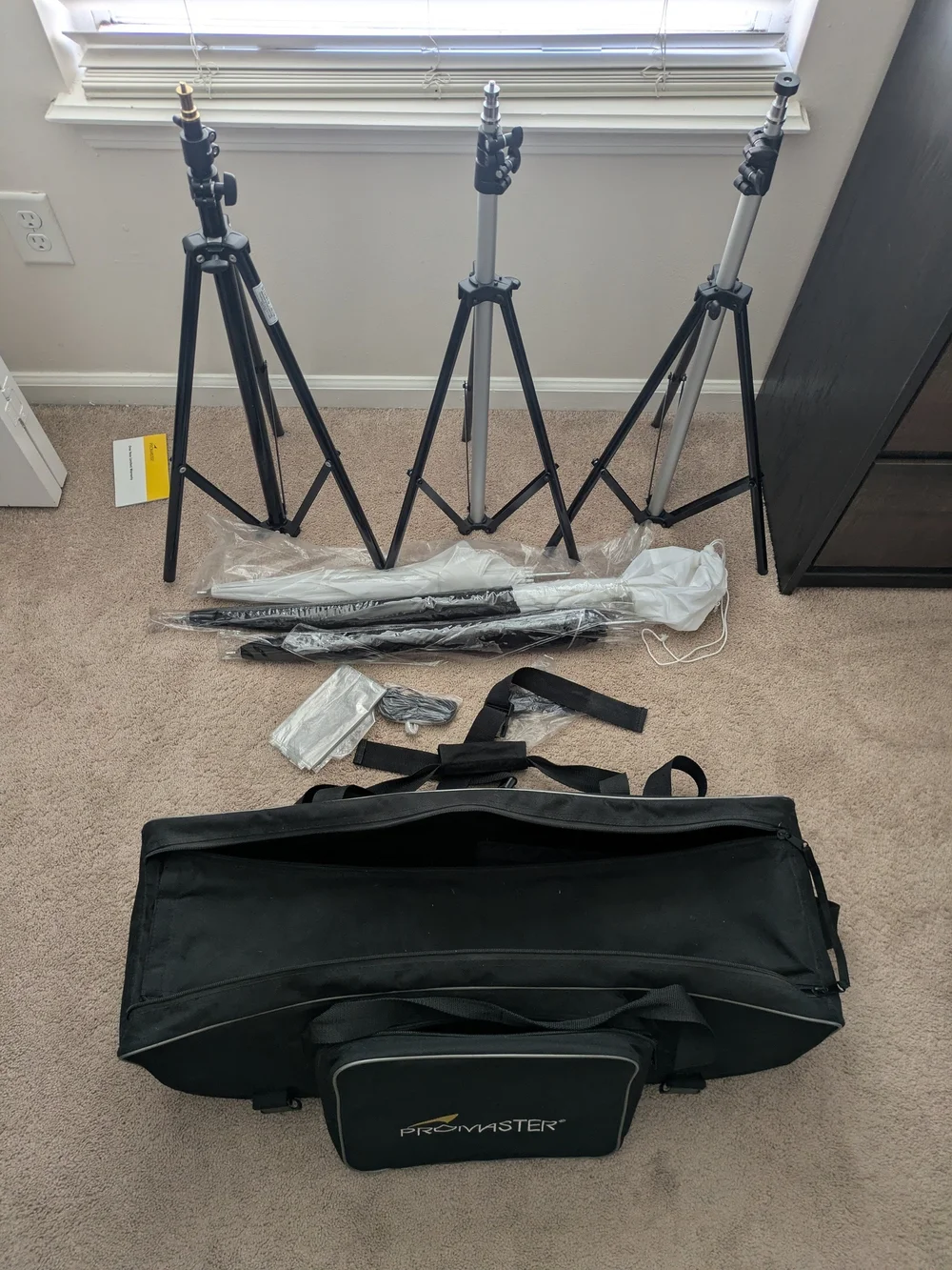 Studio Black and Silver Light/Accessory Stand Kit With Umbrellas Photography